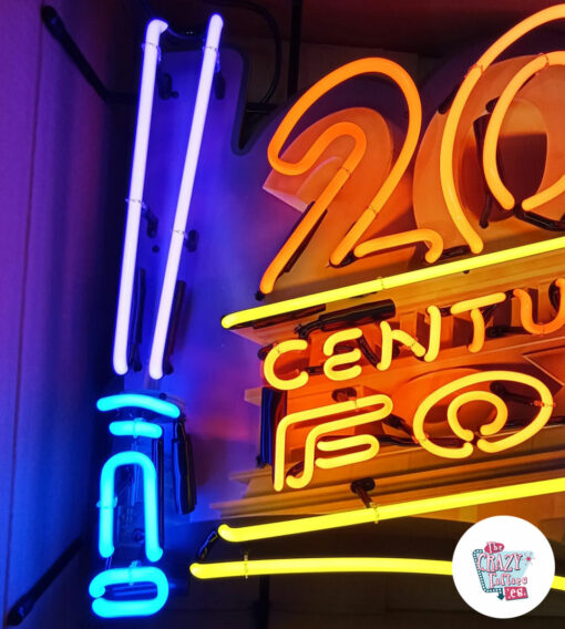 Dettaglio sinistro dell'insegna al neon della 20th Century Fox