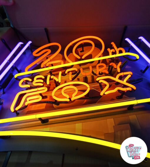 Sinal Neon 20th Century Fox abaixo