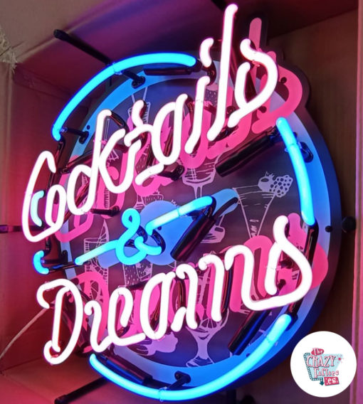 Neon Cocktails og Dreams-skilt vippet på