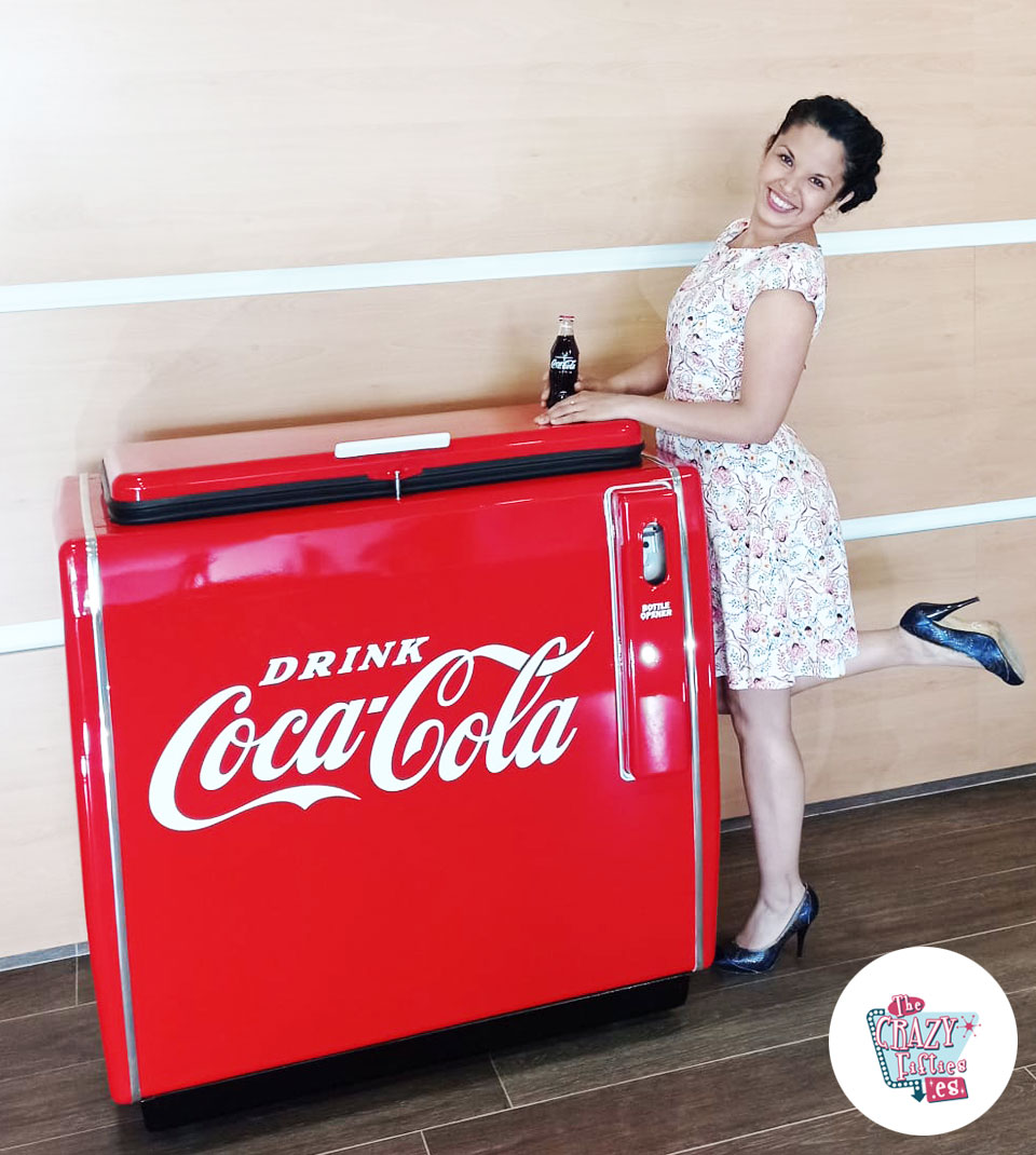 Por fin llegó el refrigerador de Coca-Cola a la tiendita 