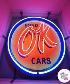 Insegna al neon OK per auto usate accesa