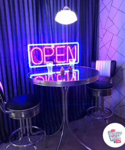 Insegna al neon aperta grande showroom