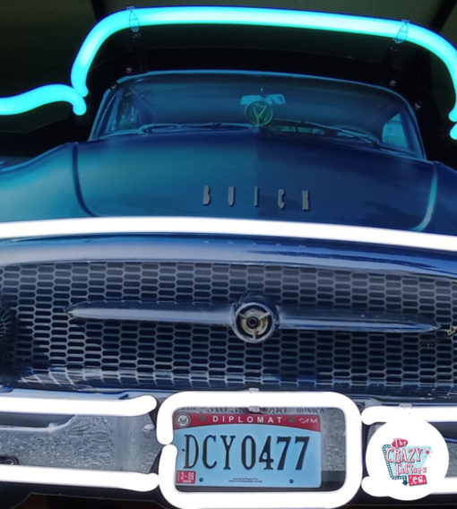 Sinal luminoso dianteiro do Buick dianteiro em néon