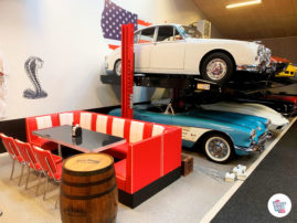 Jantar na garagem de carros clássicos da Dinamarca