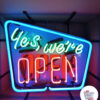 Cartel Neon Yes we're open frente