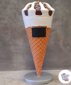 Figura da esterno con gelato alle mandorle