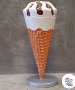 Mini tahtalı bademli dondurma açık hava figürü