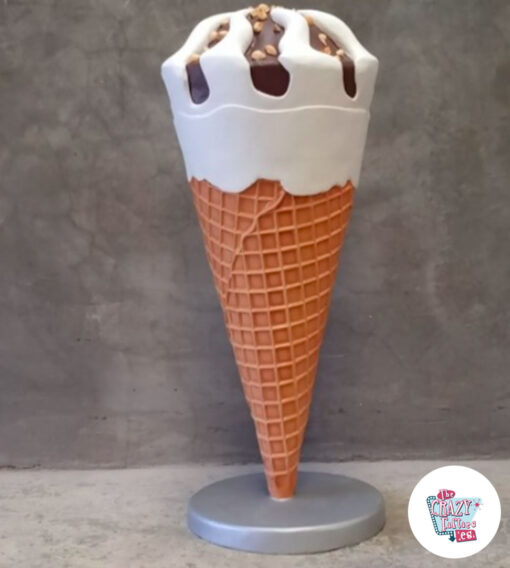 Mini tahtalı bademli dondurma açık hava figürü