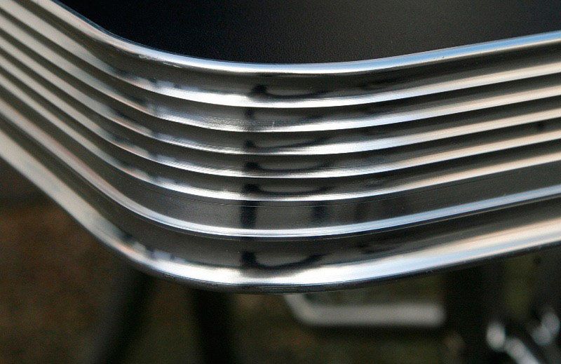 Detalle del perfil cromado de 5,5 cm que poseen nuestras mesas. Mesa Retro Diner Americano Alta WO12-TB103