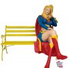 Figur Superhero Supergirl dekorasjon på benk